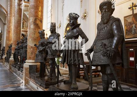 Tombeau monumental de l'empereur Maximilien Ier (XVIe siècle) : -de gauche à droite- Clovis le Roi des Francs, le Roi Philippe le Bel de Castille, le Roi Rudo Banque D'Images