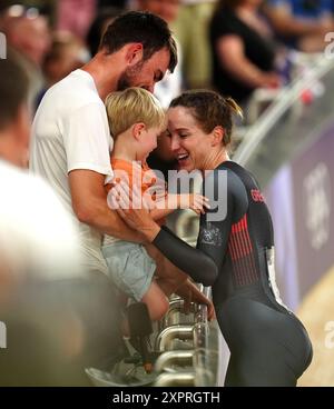 La Grande-Bretagne Elinor Barker célèbre avec son fils et partenaire Casper Jopling après avoir remporté la finale de la médaille de bronze par équipe féminine au Vélodrome national de Saint-Quentin-en-Yvelines, le douzième jour des Jeux Olympiques de Paris 2024 en France. Date de la photo : mercredi 7 août 2024. Banque D'Images