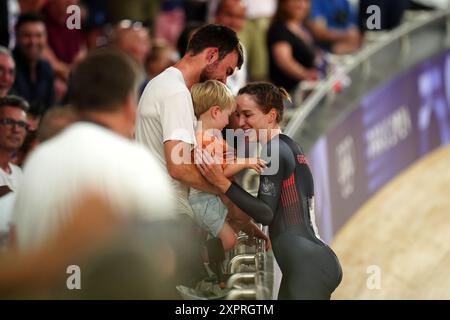 La Grande-Bretagne Elinor Barker célèbre avec son fils et partenaire Casper Jopling après avoir remporté la finale de la médaille de bronze par équipe féminine au Vélodrome national de Saint-Quentin-en-Yvelines, le douzième jour des Jeux Olympiques de Paris 2024 en France. Date de la photo : mercredi 7 août 2024. Banque D'Images