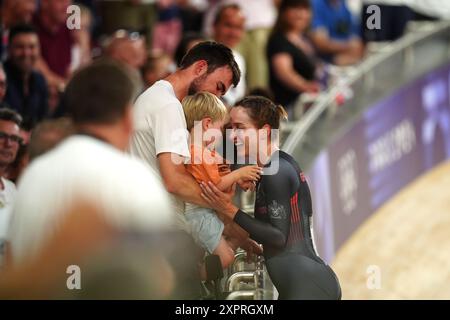 La Grande-Bretagne Elinor Barker célèbre avec son fils et partenaire Casper Jopling après avoir remporté la finale de la médaille de bronze par équipe féminine au Vélodrome national de Saint-Quentin-en-Yvelines, le douzième jour des Jeux Olympiques de Paris 2024 en France. Date de la photo : mercredi 7 août 2024. Banque D'Images