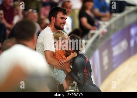 La Grande-Bretagne Elinor Barker célèbre avec son fils et partenaire Casper Jopling après avoir remporté la finale de la médaille de bronze par équipe féminine au Vélodrome national de Saint-Quentin-en-Yvelines, le douzième jour des Jeux Olympiques de Paris 2024 en France. Date de la photo : mercredi 7 août 2024. Banque D'Images