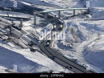 Survol en construction, autoroute A8 avec neige, Autopista del Cantábrico, Pasaia. Guipuzcoa, pays Basque, Espagne Banque D'Images