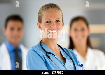 Adulte, adultes, Blonde, Blondes, yeux bleus, yeux bleus, yeux bleus, Caucasien, Caucasiens, couleur, couleur, médecin, médecins, caméra frontale, cheveux blonds, fe Banque D'Images