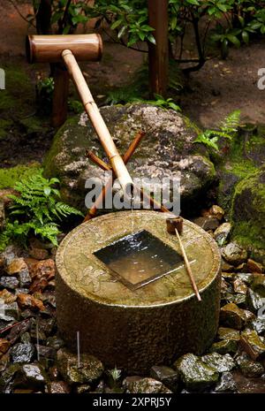 Tsukubai, lavabo en pierre, philosophie zen, Temple Ryoanji, Kyoto, Japon Banque D'Images