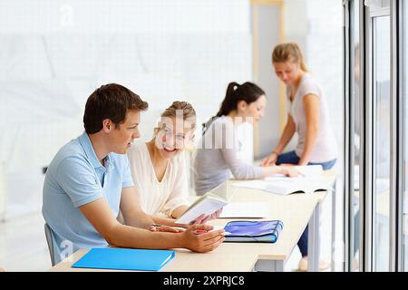 Les étudiants, School of Business, de l'UPV, l'EHU, Université du Pays Basque, San Sebastian, Donostia, Gipuzkoa, Pays Basque, Espagne Banque D'Images