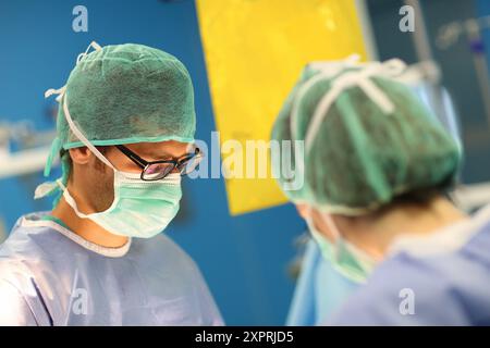 Chirurgie de hernie abdominale, chirurgien, chirurgie générale d'urgence, salle d'opération, Hôpital Donostia, Saint-Sébastien, Donostia, Gipuzkoa, pays Basque, Banque D'Images