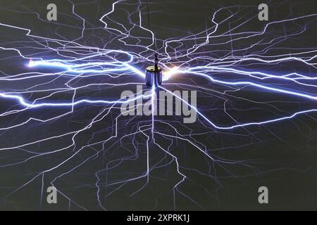 Choc électrique à haute tension. Couverture isolante pour essai de rigidité. Laboratoire électrique haute tension. Certification des équipements électriques. Technologique Banque D'Images