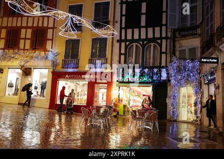 Pluie, décoration de Noël, Bayonne, Aquitaine, Pyrénées-Atlantiques, pays Basque, 64, France Banque D'Images