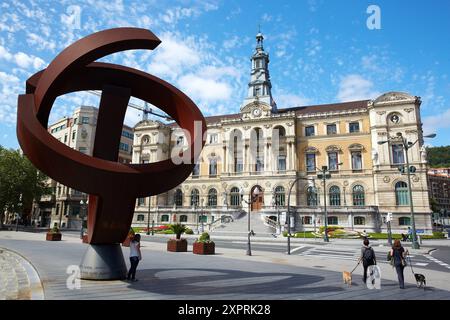 Variante ovoide de la desocupación de la esfera, sculpture de Jorge Oteiza. Hôtel de ville. Bilbao. Bizkaia. Euskadi. Espagne. Pays Basque. Espagne. Banque D'Images