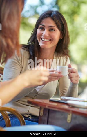 Les femmes soeurs 35 et 40 ans de prendre un café sur une terrasse. Donostia. San Sebastian. Gipuzkoa. Pays Basque - Espagne. Banque D'Images