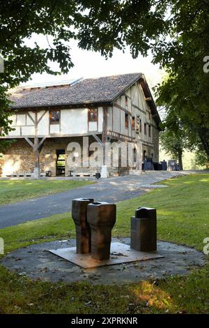 Sculptures d'Eduardo Chillida, Caserio Zabalaga, Musée Chillida Leku, Hernani, près de Donostia, Saint-Sébastien, Gipuzkoa, pays basque, Espagne Banque D'Images