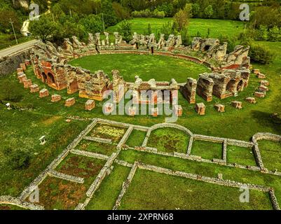 Vue aérienne de l'amphithéâtre romain d'Amiternum dans la zone archéologique de ​​Amiternum. San Vittorino, L'Aquila, Abruzzes, Italie, Europe Banque D'Images