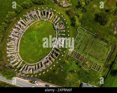 Vue aérienne de l'amphithéâtre romain d'Amiternum dans la zone archéologique de ​​Amiternum. San Vittorino, L'Aquila, Abruzzes, Italie, Europe Banque D'Images
