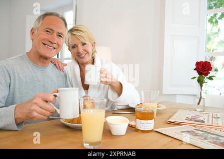 Adulte, adultes, à la maison, petit déjeuner, petits déjeuners, caucasien, Caucasiens, Café, couleur, couleur, contemporain, couple, couples, Coupe, tasses, de jour, face Banque D'Images