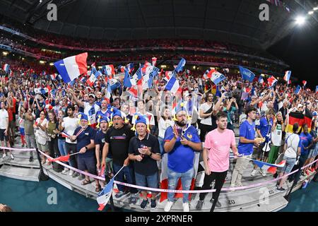 Lille, France. 07 août 2024. Fans français lors du match de quart de finale masculin entre l'équipe Allemagne et l'équipe France le jour 12 des Jeux Olympiques d'été de Paris 2024 au stade Pierre Mauroy le 07 août 2024 à Lille, France. Photo de Laurent Zabulon/ABACAPRESS. COM Credit : Abaca Press/Alamy Live News Banque D'Images