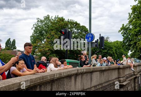 Foule de gens sur le pont de Kew regardant la nouvelle œuvre d'art Banksy d'une chèvre de montagne sur un mur, Londres, Angleterre Banque D'Images