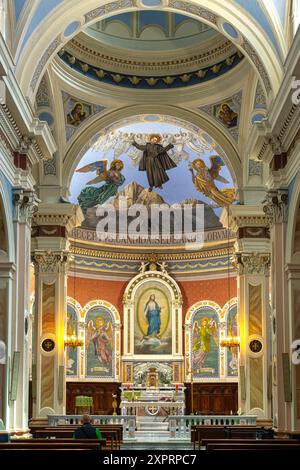 L'abside et l'autel principal du Sanctuaire de San Gabriele dell'Addolorata. Dans la voûte la fresque de l'Ascension de San Gabriele. Abruzzes Banque D'Images