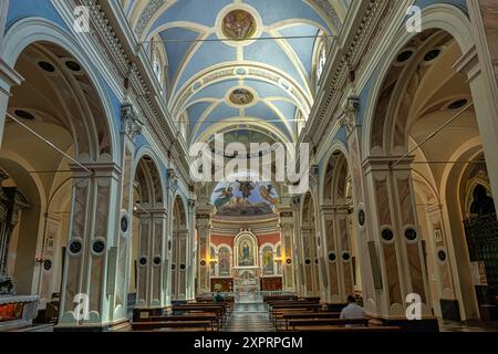 La nef principale, le maître-autel et l'abside de la basilique de San Gabriele dell'Addolorata. Isola del Gran Sasso, province de Teramo, Abruzzes, Italie Banque D'Images