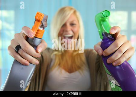 Adulte, adultes, Blonde, Blondes, Caucasien, Caucasiens, nettoyer, nettoyage, produits de nettoyage, produits de nettoyage, gros plan, gros plan, couleur, image couleur, Co Banque D'Images