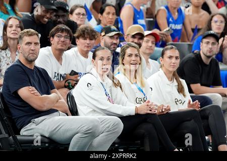 Paris, France. 07 août 2024. Olympia, Paris 2024, basket-ball, femmes, Allemagne - France, quarts de finale, l'ancienne superstar de la NBA Dirk Nowitzki (g) et les membres de l'équipe allemande de basket-ball 3x3 (g-d) Svenja Brunckhorst, Sonja Greinacher, Marie Reichert, qui a remporté la médaille d'or olympique, regardent le match. Crédit : Marcus Brandt/dpa/Alamy Live News Banque D'Images