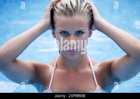 Adulte, adultes, baignade, bains, baignade, beauté, Bikini, Bikinis, yeux bleus, yeux bleus, yeux bleus, caucasien, caucasiens, couleur, image couleur, couleur, Co Banque D'Images