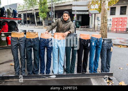 Paris, France. Jeune homme immigré en République française, fier d’avoir sa propre boutique de mode dans le quartier commercial de Saint-Denis. Banque D'Images