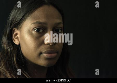 Tilburg, pays-Bas, Studio portrait et gros plan d'une femme à la peau foncée d'ascendance africaine. Banque D'Images