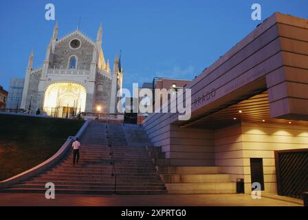 Musée du Prado et l'église de San Jerónimo el Real de nuit, Madrid, Espagne Banque D'Images