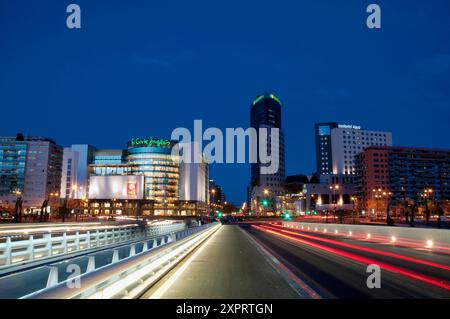 Paseo de la Alameda de l'Assut d'Or Bridge, vision de nuit. Valence, Valence, Espagne. Banque D'Images