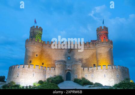 Château, vue de nuit. Manzanares El Real, Province de Madrid, Espagne. Banque D'Images