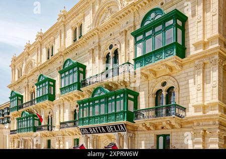 Palazzo Ferreria ; Palazzo Buttigieg-Francia ; 19 siècle ; Gallariji ; balcons fermés; ancien bâtiment orné ; maintenant propriété du gouvernement, magasins sur bas Banque D'Images