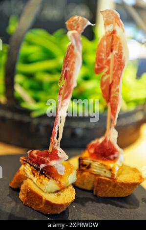 Pintxos servis au Bokado Bar juste à côté du Musée San Telmo, Saint-Sébastien, golfe de Gascogne, province de Gipuzkoa, pays Basque, Espagne, Europe. Banque D'Images