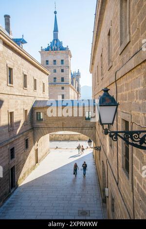 Street, arch et monastère royal. San Lorenzo del Escorial, Espagne, province de Madrid. Banque D'Images