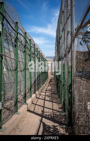 Une barrière de sécurité presque insurmontable à la frontière extérieure de l'Union européenne à Melilla, en Espagne. Clôture de six mètres de haut avec caméras infrarouges, détecteurs de mouvement et de bruit. Prise en juin 2012. Banque D'Images