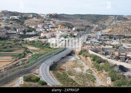 Vue aérienne des clôtures frontalières en fil de fer de six mètres de haut à Melilla, en Espagne, formant une barrière presque insurmontable. Il est surveillé par des caméras infrarouges, des capteurs de mouvement et des détecteurs de sons comme mesure de sécurité majeure. Banque D'Images