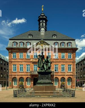 Monument à Jacob et Wilhelm Grimm devant la mairie sur la place du marché à Hanau, Hesse, Allemagne Banque D'Images