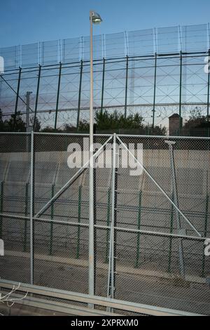 Une barrière de sécurité presque insurmontable à la frontière extérieure de l'Union européenne à Melilla, en Espagne. La clôture de six mètres de haut est équipée de caméras infrarouges, de détecteurs de mouvement et de bruit. Prise en juin 2012. Banque D'Images