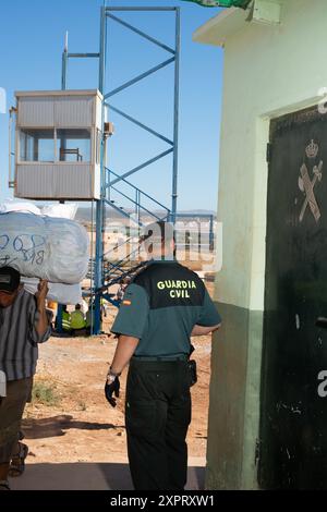 Un officier de la Guardia civil supervise un passage frontalier piétonnier pour les citoyens marocains à Melilla, en Espagne. L'image illustre la situation en matière de sécurité et de contrôle à la frontière en juin 2012. Banque D'Images