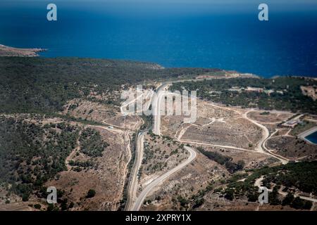 Vue aérienne des fortifications frontalières de l'Union européenne dans l'enclave espagnole de Melilla. Les imposantes clôtures de fil de six mètres de haut, disposées en quatre rangées, sont surveillées par des caméras infrarouges et des détecteurs. Banque D'Images