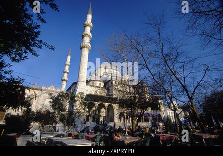 Salons de thé en plein air par Yeni Mosque, Istanbul. La Turquie Banque D'Images