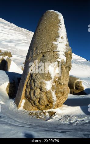 Colossale tête d'Hérakles, vestiges du tombeau-sanctuaire du roi Antiochus Theos dans la terrasse ouest de Nemrut Dag (Mont Nemrut, 2150 m) partie de la Banque D'Images