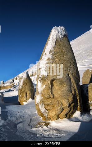 Têtes colossales d'Hérakles et d'Apollon, vestiges du tombeau-sanctuaire du roi Antiochus Theos dans la terrasse ouest de Nemrut Dag (Mont Nemrut, 2150 m) Banque D'Images