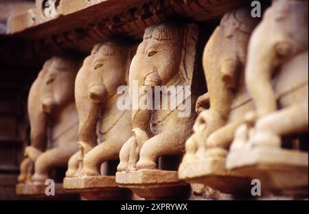 Dans les reliefs de l'éléphant de Vishvanatha temple chandella (s.XI). Khajuraho. Le Madhya Pradesh. L'Inde. Banque D'Images