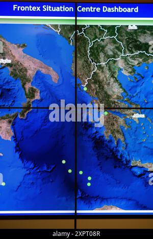 Le tableau de bord du centre de situation Frontex à Varsovie visualisant la surveillance des frontières extérieures de l'Union européenne. Partie intégrante du programme EUROSUR, elle illustre la coordination en matière de protection et de sécurité des frontières. Banque D'Images