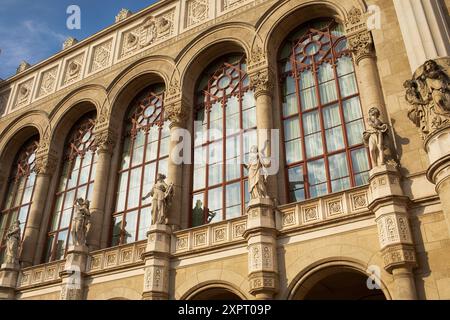 Budapest, Hongrie - 5 juillet 2023 : façade de la salle de concert Vigado. Photo de haute qualité Banque D'Images