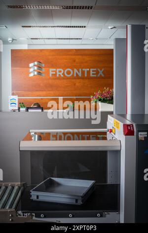 Logo FRONTEX affiché au siège de l'agence de l'Union européenne à Varsovie, chargée de la coordination de la surveillance et de la protection des frontières extérieures. Banque D'Images