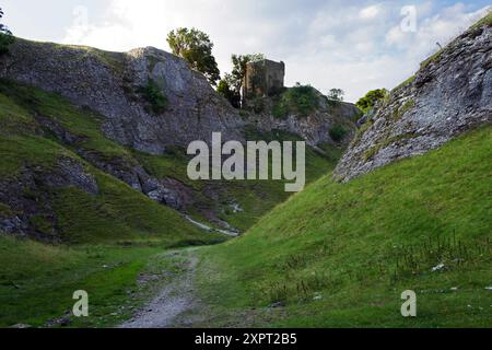 Le château de Peveril est un château en ruines du XIe siècle surplombant le village de Castleton dans le Derbyshire, dans la vallée de l'espoir. Banque D'Images