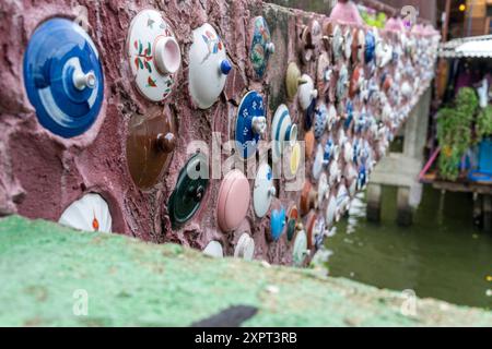 Le pont décoré vers Khlong Bang Luang Artist House (Bangkok/Thaïlande) Banque D'Images