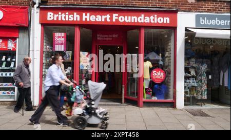 Boutique caritative de la British Heart Foundation dans la rue principale de Winchester Banque D'Images