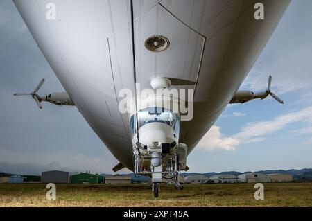 Perspective avant de l'impressionnant dirigeable Utility Zeppelin NT en France, mettant en valeur sa taille et sa structure lorsqu'il est stationné au sol. Le dirigeable est rempli d'hélium, assurant un vol sûr et efficace. Banque D'Images